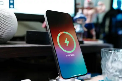 西峰苹果15换屏服务分享用什么充电器给iPhone15充电更好 